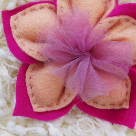 Particolare della coccarda in organza malva